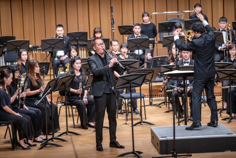 高雄市管樂團「交響情人夢之最終樂章」演出照片：單簧管陳威稜老師獨奏