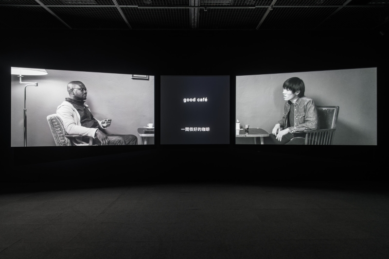黃建宏策展「穿越—正義：科技@潛殖」作品展示：致穎&格雷戈爾·卡斯帕《多哥咖啡》，十六釐米黑白膠捲轉4K數位影像、三頻道錄像，27分，2018