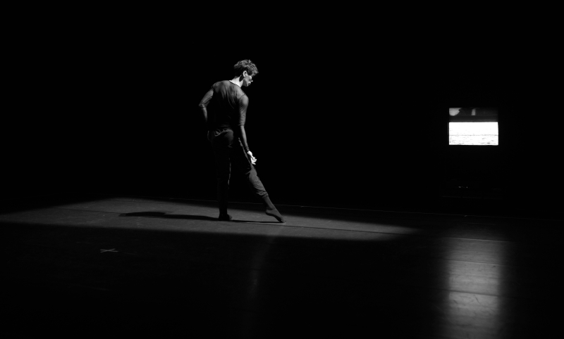 何曉玫MEIMAGE舞團主辦「2019鈕扣計畫」演出舞作：梁世懷《Define》，由韓國環球芭蕾舞團演出