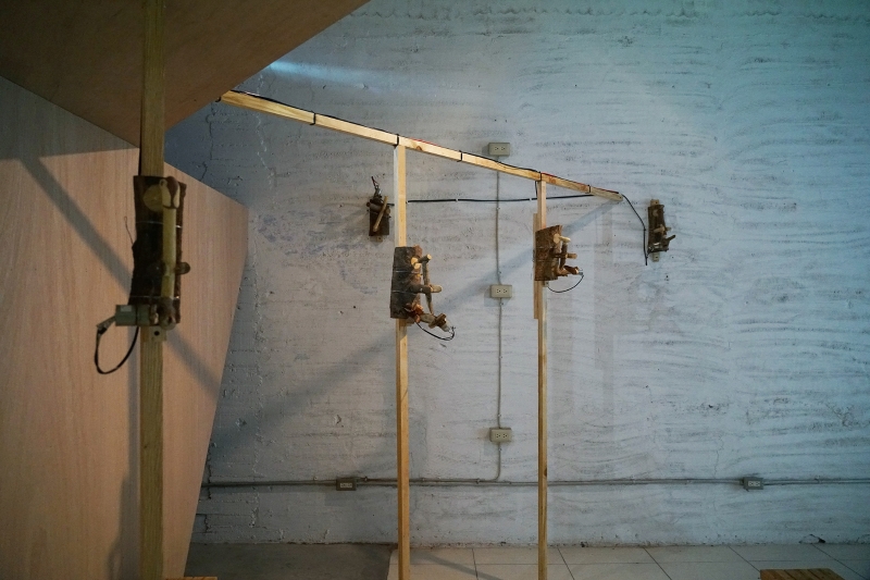 蔡咅璟個展「研究室207」展場圖片：轉進展間看到啄木鳥機器裝置