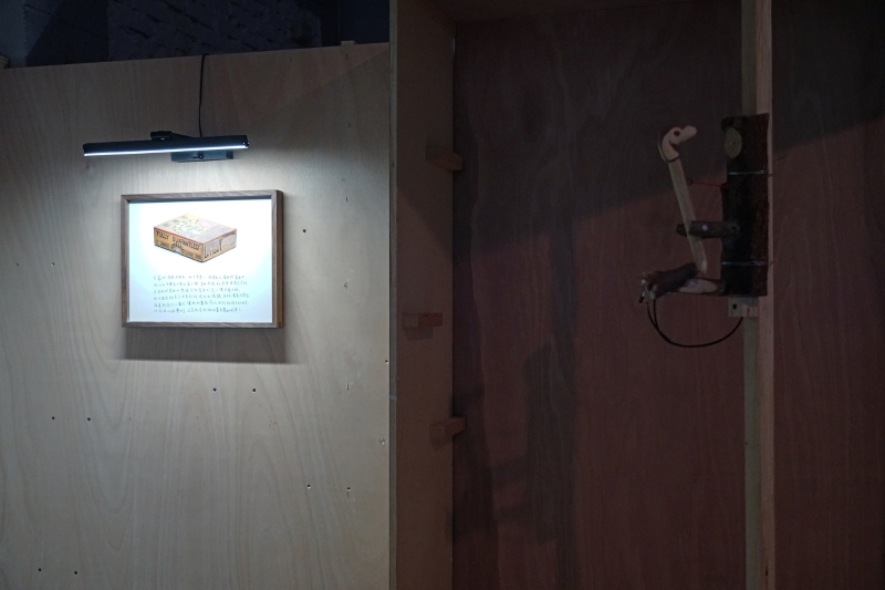 蔡咅璟個展「研究室207」展場圖片：轉進展間看到啄木鳥機器裝置