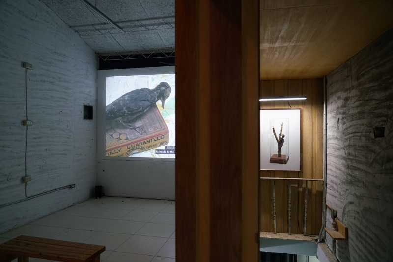 蔡咅璟個展「研究室207」展場圖片：觀看完準備下樓時，會看到另一件攝影作品，運用展場空間的特性，讓兩件攝影作品在樓梯間對望，暗示兩件攝影的因果關係