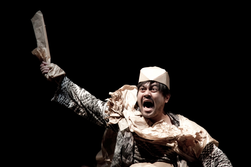 許程崴《小小小國度》演出照片：首落，舞者賴澔哲飾演國王角色