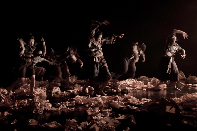 許程崴《小小小國度》演出照片：群舞段落，舞者依左至右為陳智青、陳曄瑩、許彤、林品菡、賴澔哲、何姿瑩