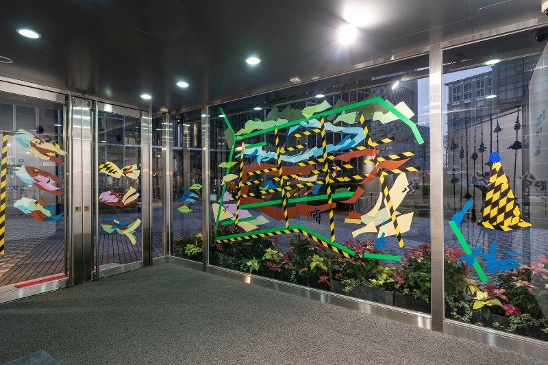 吳芊頤個展「如詩的光景 」展場圖片：作品《遺留之地-條通地景》，現地拼貼製作於玻璃，446x288 cm，2019