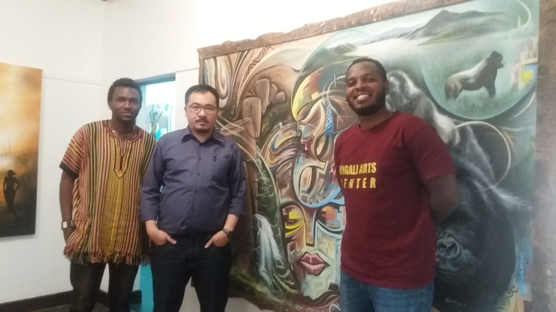 林信男「國際非裔當代藝術聯結研究探勘計畫」活動紀錄：前往工作室參訪，並與該工作室共同創辦人 Kabandana（Kiky，右一）會談，除了解該工作室之狀態外，亦對該國之藝術教育及漫畫創作有所了解。盧班達基加利Kigali Arts Center
