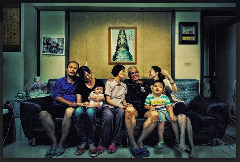 崔綵珊個展「父親情書」作品：《家族笑像》，相紙輸出裝裱，54x72 cm，2019