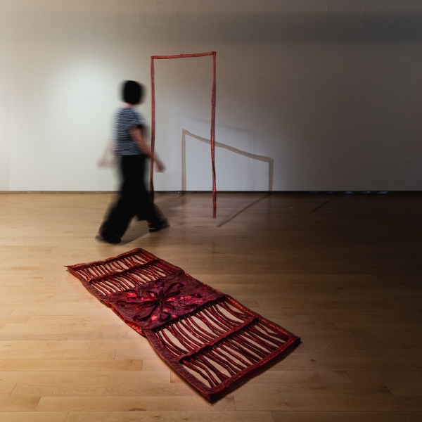 「慢物件—丁冠云個展 」作品：《無門》，繡線、鐵絲、透明布料，尺寸依空間而定，2021