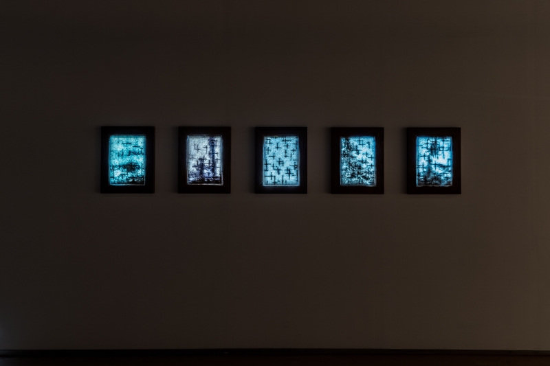 「慢物件—丁冠云個展」作品：《十字光》，繡線、透明布料、光板、木框，單件52×41×3.5 cm，2021