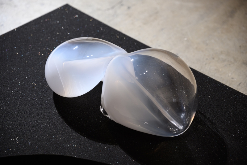 立方計劃空間主辦「諧波失真——陳庭榕個展」作品：《段落》，金屬、玻璃、海綿，50×80×45 cm，2021