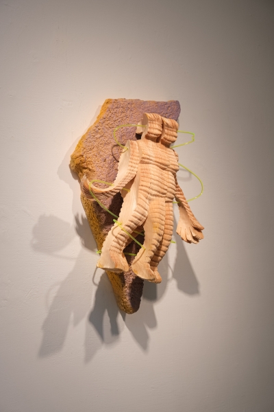 「活動之地－耿傑生個展」作品：《身量4》，木、壓克力條、水泥塊，53x35x16 cm，2022
