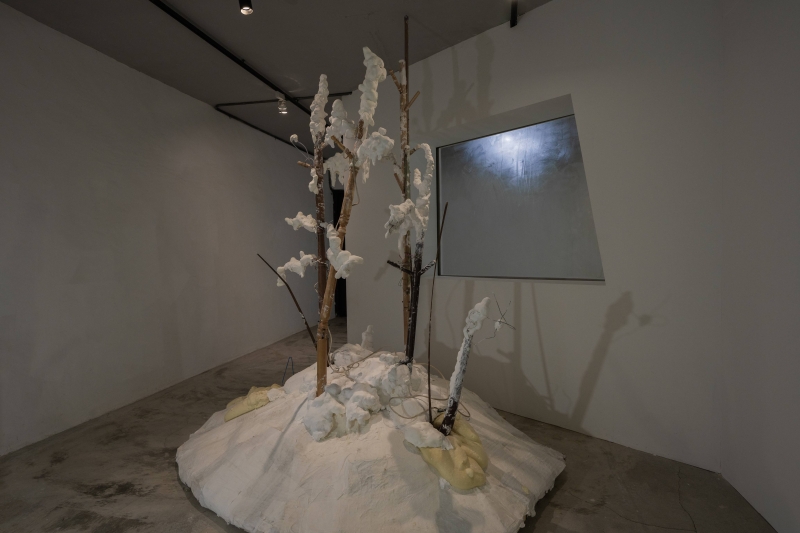 「《有一種叫天使山的冷》劉文琪個展」作品：《大雪丘》，零件、木衣架、紙黏土、發泡劑，180×160×200 cm，2021
