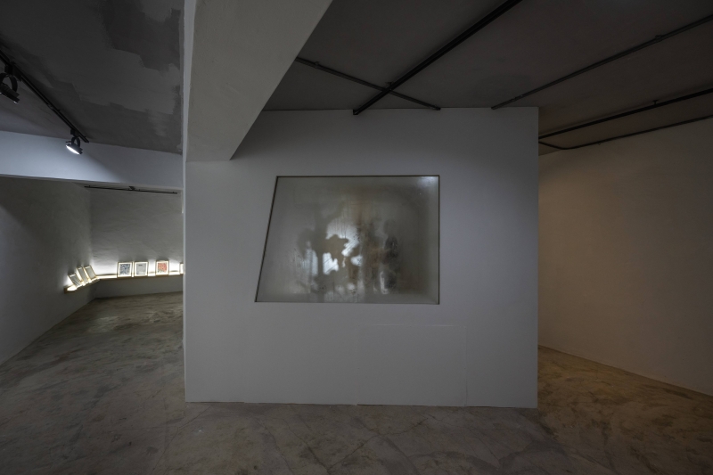 「《有一種叫天使山的冷》劉文琪個展」作品：《現地起霧玻璃裝置》，霧氣裝置、冷氣機、空氣、冷、玻璃、光，300×40×260cm，2021
