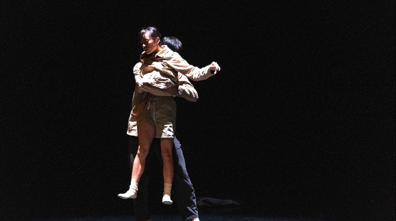 翃舞製作「2021第三屆『漂鳥舞蹈平台』」青年作品演出照片：《當擁抱孤境之後》，吳欣潔、曾行編舞