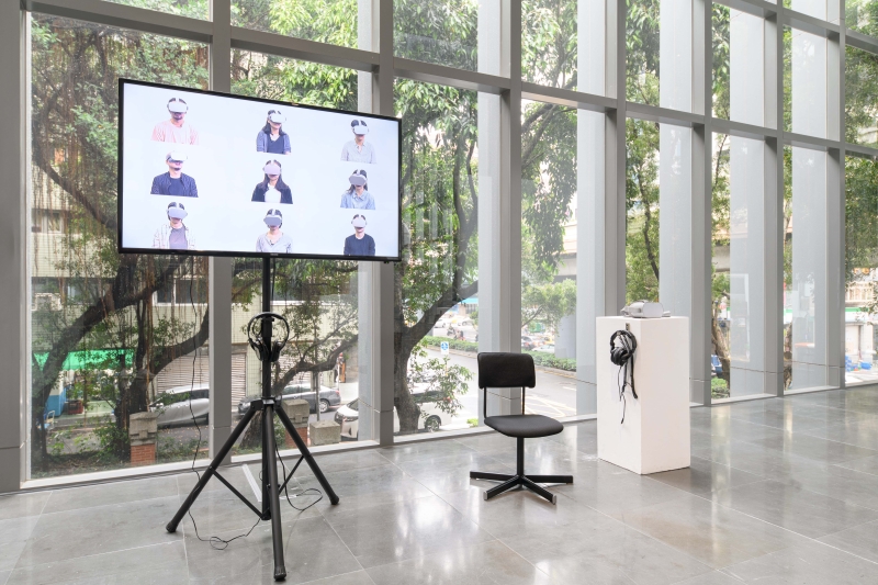 王韓芳策劃《即溶生活–未來記憶的想像》展覽作品：周東彥《房間在他睡著的時侯醒了》，虛擬實境影像、虛擬實境頭戴裝置、手持控制器3'00''，2019