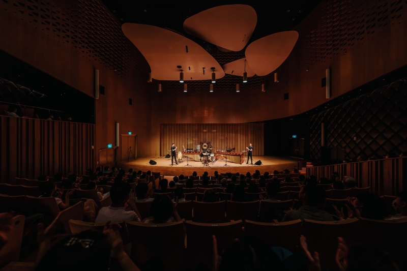 雙子打擊樂團「2022雙子二重奏打擊樂音樂會 - 高雄場」演出照片：台上台下節奏互動