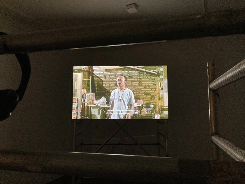 海馬迴藝工隊「Dzień Dobry ! Filter Bubble 上面電影院 參訪放映計畫」活動紀錄:Karolina Bregula個展涵蓋2019年至2024年發展的創作計畫,多數錄像及攝影作品拍攝於台灣,此為關於南鐵東移事件的報告劇《陸橋下的客廳》