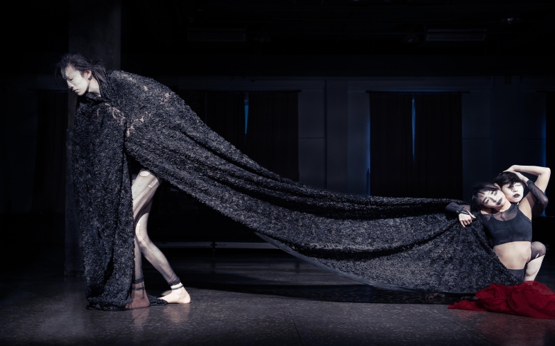 滅劇場黯黑舞蹈團「第四屆『台灣國際黯黑舞蹈節』」演出照片：舞踏修羅場《黑藤》