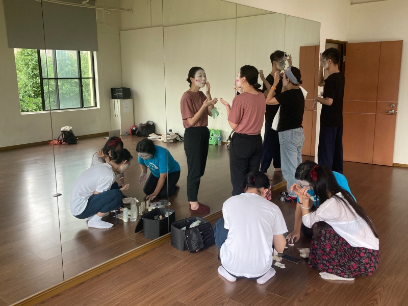 滅劇場黯黑舞蹈團「2021美的刻畫—混齡舞踏創作營」活動紀錄：學員練習舞踏妝容設計