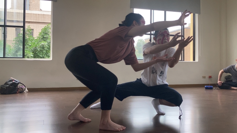 滅劇場黯黑舞蹈團「2021美的刻畫—混齡舞踏創作營」活動紀錄：上了妝後的舞踏即興