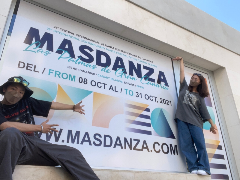 「廖思瑋《我們離別的時候，北方不再下雪了》獲邀 『2021第26屆MASDANZA加那利群島國際當代舞蹈節』演出暨交流」活動紀錄：與masdnaza背板合影留念