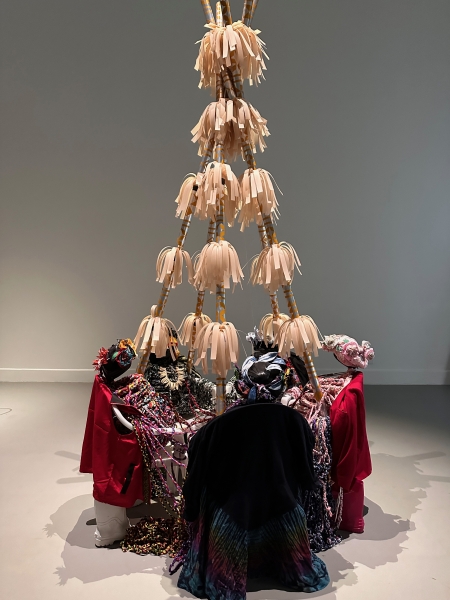 瑪籟・瑪卡卡如萬「valis 變形者」作品:《Muvalis 變形者》,鋁管、塑膠椅、服飾、雨鞋、飾品,3500 x 2500 x2500mm,2024(Govett-Brewster Art Gallery NZ)