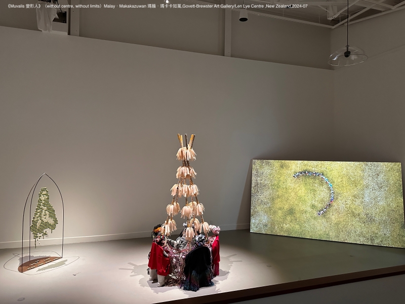 瑪籟・瑪卡卡如萬「valis 變形者」作品:《Muvalis 變形者》,鋁管、塑膠椅、服飾、雨鞋、飾品,3500 x 2500 x2500mm,2024(Govett-Brewster Art Gallery NZ)
