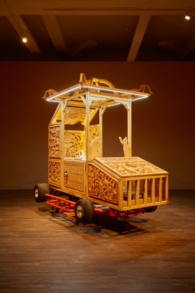 「羅漢窟—曾國榮個展」作品：《羅漢車》，190×100×200 cm，動力機械、馬達、檜木、角木、LED燈、壓克力，2021