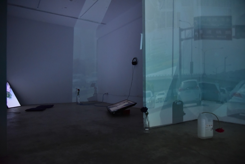 吳尚洋個展「介面裡吹出有顆粒的煙 From the Interface Puffs Grainy Smoke」作品展示：四頻道錄像裝置,紙本、酒精容器、玻璃、塑膠花，尺寸依場地而定，2022