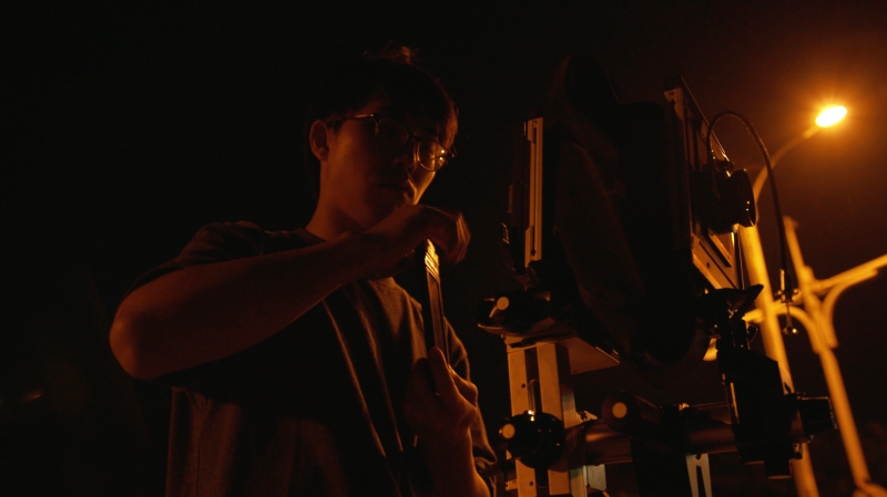 馬立群《攝影台灣》劇照：攝影師彭一航於深夜時分至北海岸拍攝雕像作品