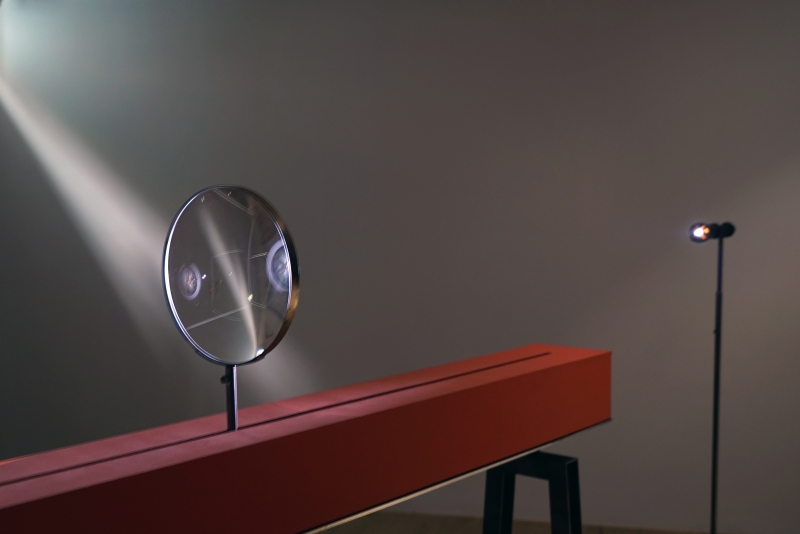 「我沒有愛人的能力－楊傑懷個展」作品：《沒找什麼，你呢？》凸透鏡動力機構