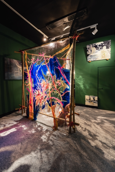 「熠翳踽踽—吳柏賢個展」作品：《熠熠翳翳-火花》，油彩、塑膠布，180×200 cm，2020