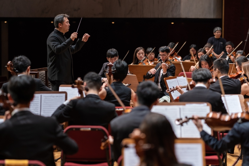 樂興之時管絃樂團「2019年終祈福音樂會」指揮江靖波與樂興之時管絃樂團為演出進行彩排