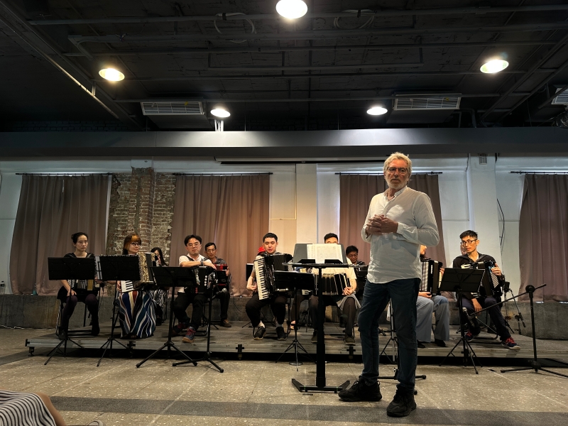 台北手風琴樂團「世界手風琴日音樂會」演出照片：探⼽樂團及指揮