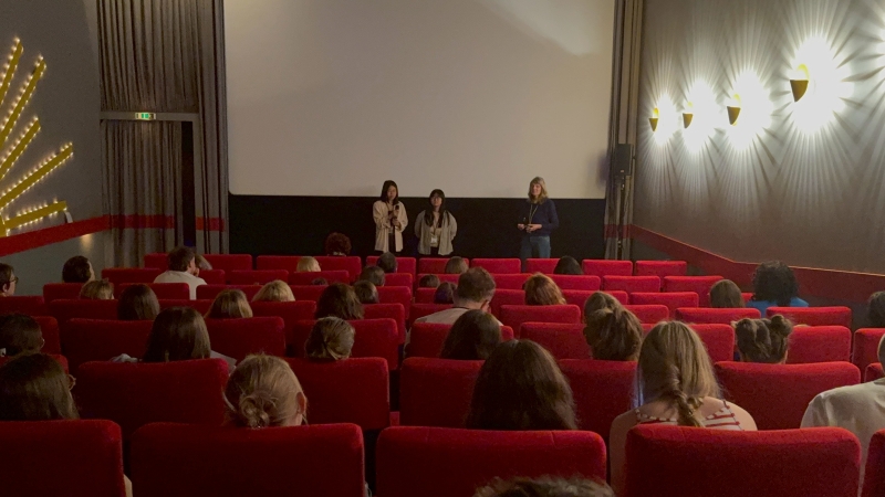 林芃蕙「《秘密森林少年》入選第71屆奧伯豪森國際短片影展(International Short Film Festival Oberhausens)放映暨交流計畫」映後座談:台上為導演曾子晏、製片林芃蕙與德英口譯員