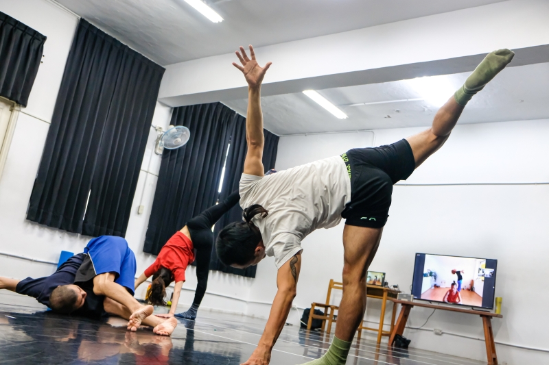 Jade Dance Theatre 玉舞蹈劇場「跨國製作YIN/YANG製作前期排練及研究」活動紀錄：玉舞蹈劇場舞者與Milan線上排練情形