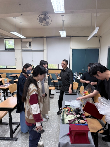 《白色說書人》 校園讀演暨人權教育推廣計畫｜同黨劇團｜國藝會補助成果檔案庫