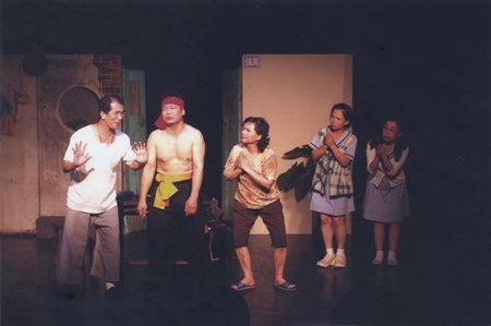 屋簷下  舞台劇｜魅登峰劇團｜國藝會補助成果檔案庫