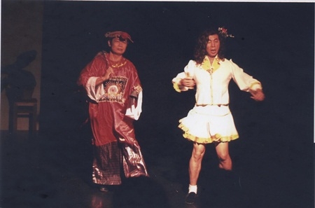 屋簷下  舞台劇｜魅登峰劇團｜國藝會補助成果檔案庫