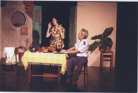 屋簷下  舞台劇｜魅登峰劇團｜國藝會補助成果檔案庫