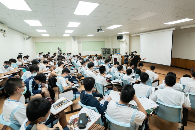 再拒劇團「說故事的人：2021年台灣巡迴青少年工作坊」活動紀錄：現場學生聆聽講師曾伯豪分享（2021/09/29高雄高級中學）