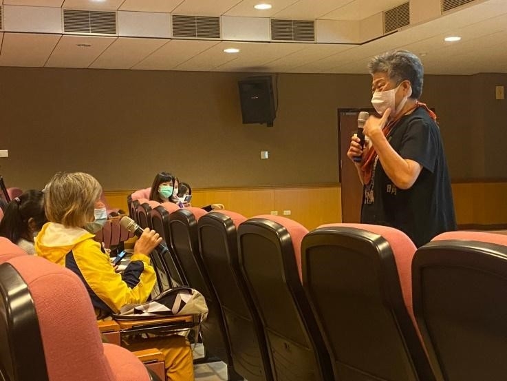社團法人台灣女性影像學會「2021『因為女性，所以拍片』國片推廣映演計畫」活動紀錄：《舞賽》觀眾熱情與現場人員對答情境（2021/10/25，嘉義西區樂齡學習中心）