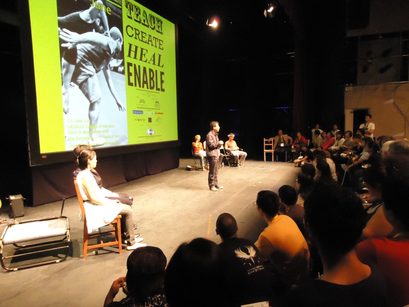 「台灣應用劇場發展中心首齣戲劇作品---論壇劇場《小地寶》國內演出暨新加坡交流演出計畫」演出照片：新加坡LASALLE藝術學院的SIA劇院，劇院可容納數百個觀眾席，因論壇劇場強調互動性，將觀眾安排在舞台上，觀眾與演員可以近距離接觸