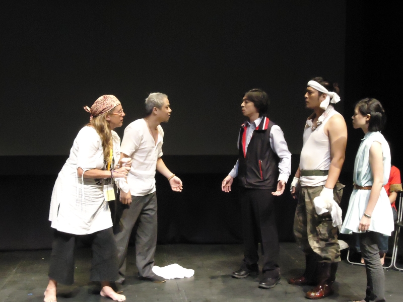 「台灣應用劇場發展中心首齣戲劇作品---論壇劇場《小地寶》國內演出暨新加坡交流演出計畫」演出照片：論壇劇場的特色之一，觀眾（左一）可以上台取代演員，演練突破困境的方法