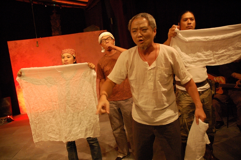 「台灣應用劇場發展中心首齣戲劇作品---論壇劇場《小地寶》國內演出暨新加坡交流演出計畫」演出照片：《小地寶》劇中「寶山巖」村民抗議政府拆遷社區，訴求集體安置