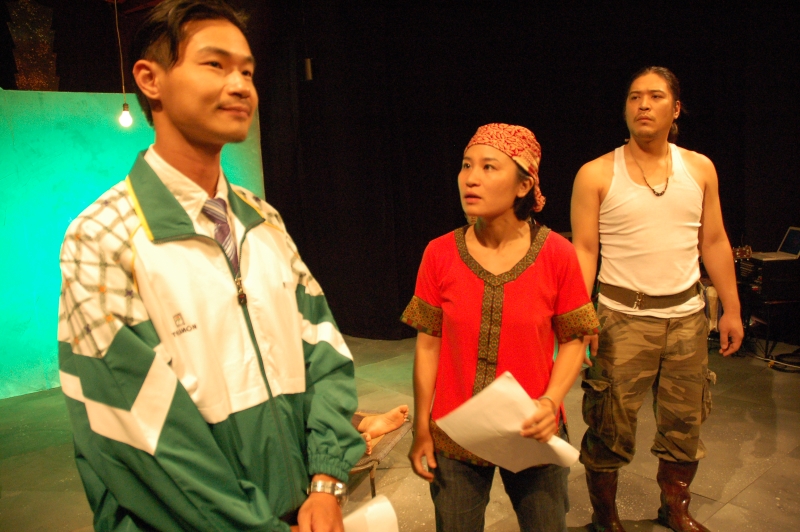 「台灣應用劇場發展中心首齣戲劇作品---論壇劇場《小地寶》國內演出暨新加坡交流演出計畫」演出照片：議員向寶山巖村民提出安置計畫的替代方案