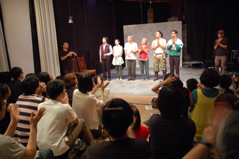 「台灣應用劇場發展中心首齣戲劇作品---論壇劇場《小地寶》國內演出暨新加坡交流演出計畫」演出照片：演出結束，導演、全體演員與現場音樂家謝幕