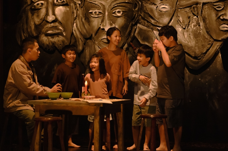 曉劇場《戰士，乾杯！》演出照片：熊與姪兒們的對話並一同吟唱魯凱古謠更象徵文化的傳承