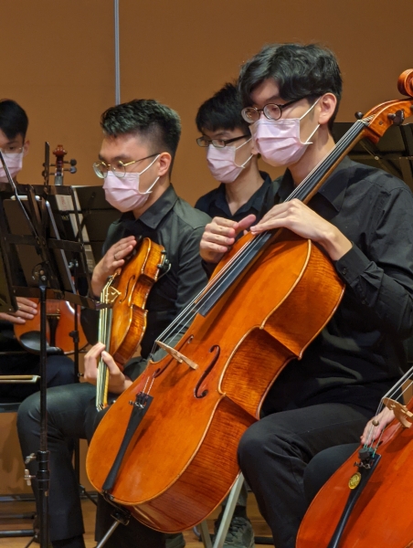 樂亮管絃樂團「《歌詠》樂亮管絃樂團委託創作三年計畫第一期」演出照片：李志純《歌詠》系列中徒手拍擊提琴琴身也是演出中的一環