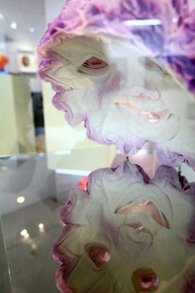 「徐薇蕙面膜系列創作計畫」作品：《笑顏如花 》局部圖，複合媒材，面膜、無酸膠、染劑、不鏽鋼鏡面，28×28×32 cm，2011